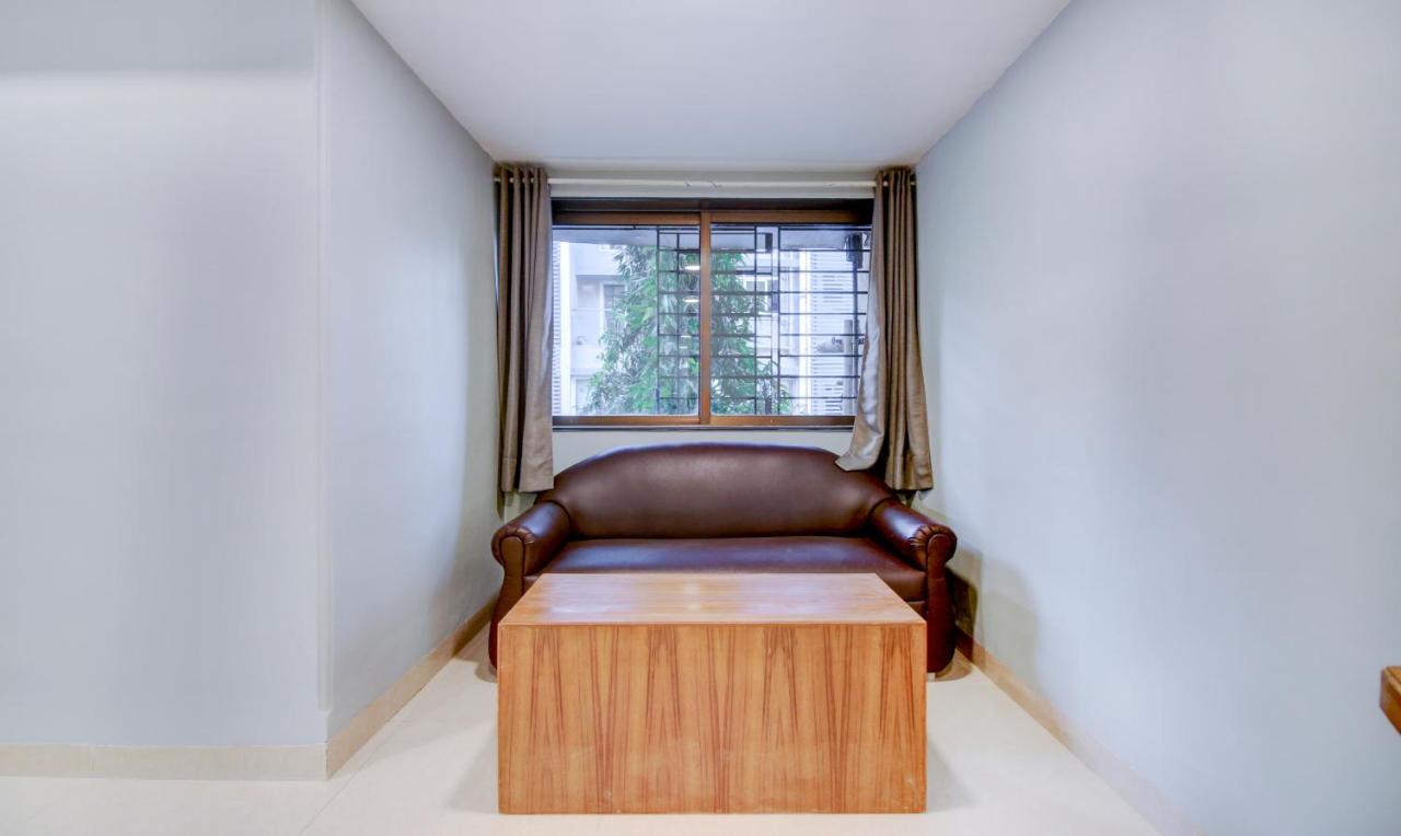 Готель Treebo Cruz Royale Santacruz West Мумбаї Екстер'єр фото